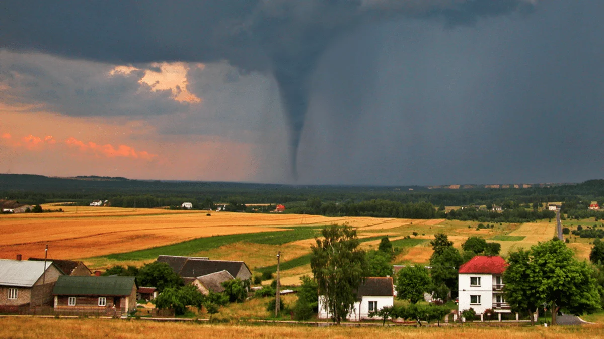 tornado heading towards houses